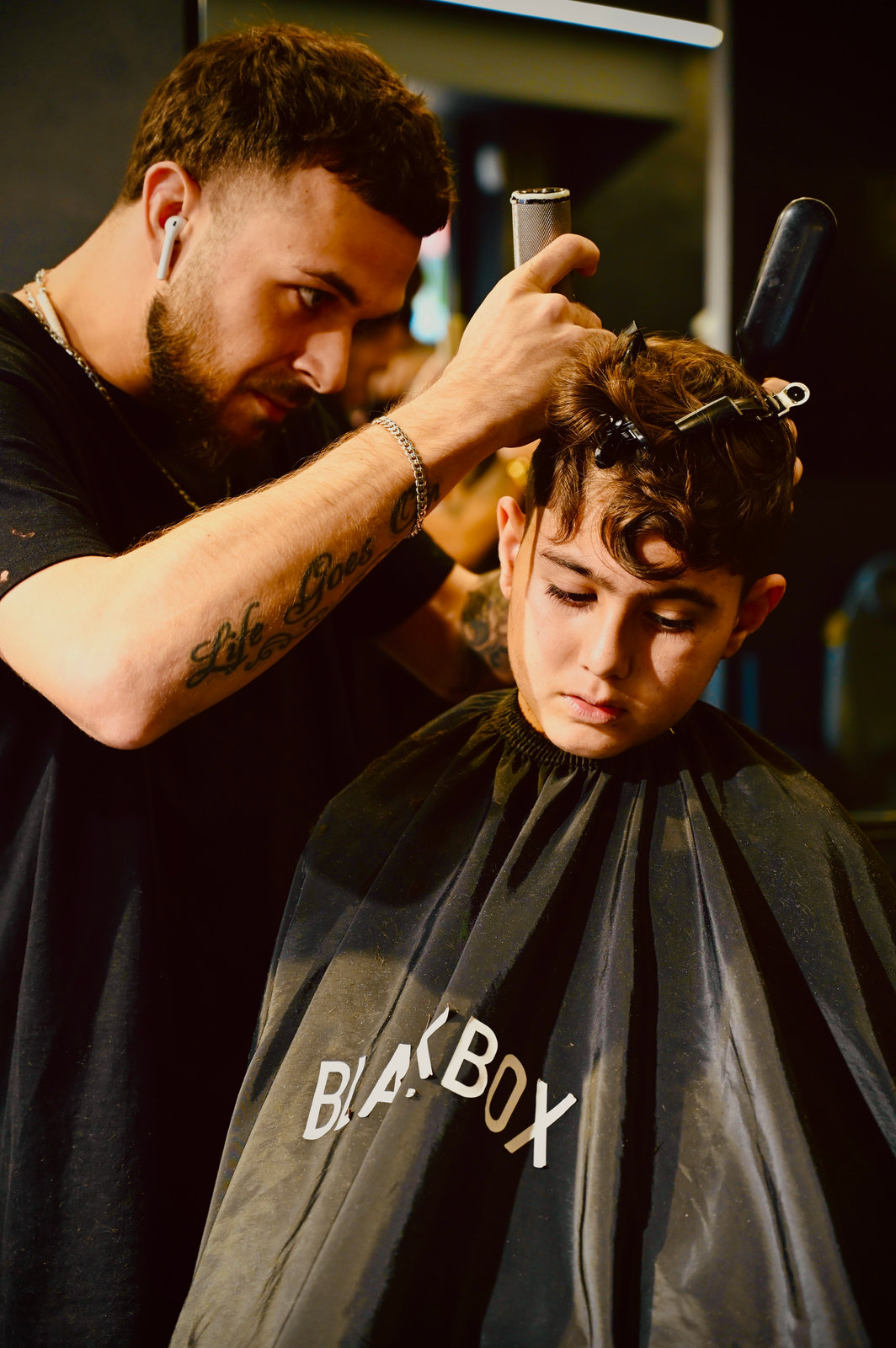 Barbier en pleine coupe, photo de reportage